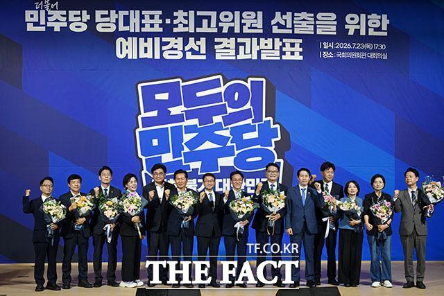 민주당 8·17 전당대회 당대표·최고위원 후보의 희비가 엇갈렸다. 사진은 한병도(가운데) 당대표 직무대행 겸 원내대표와 본경선에 진출한 김민석·정청래·송영길 당대표 후보, 최고위원 후보들이 23일 국회의원회관에서 열린 당대표·최고위원 선출을 위한 예비경선 결과발표에서 기념 촬영을 하는 모습. /서예원 기자