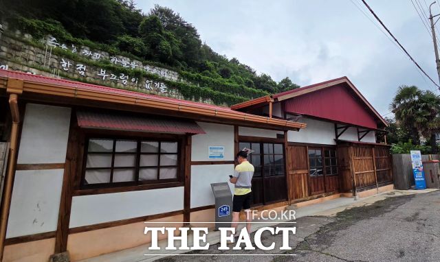 전남광주시 광양시 망덕포구에 있는 윤동주 유고 보존 정병욱 가옥을 한 여행자가 둘러보고 있다. /김영신 기자
