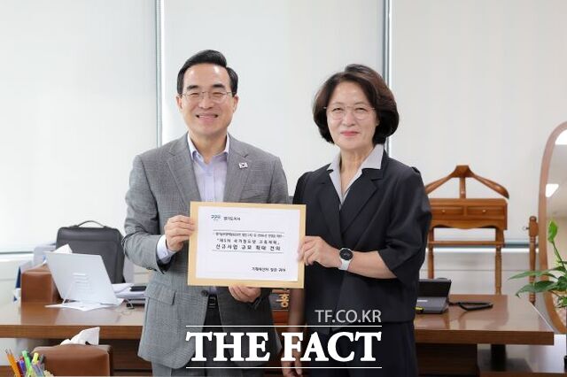 추미애 경기도지사가 24일 정부서울청사에서 박홍근 기획예산처 장관을 만나 촬영을 하고 있다. /경기도