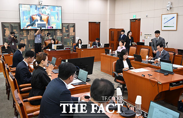 이재정 문체위원장이 문화체육관광위원회 전체회의에 참석해 의사봉을 두드리며 회의를 주재하고 있다.
