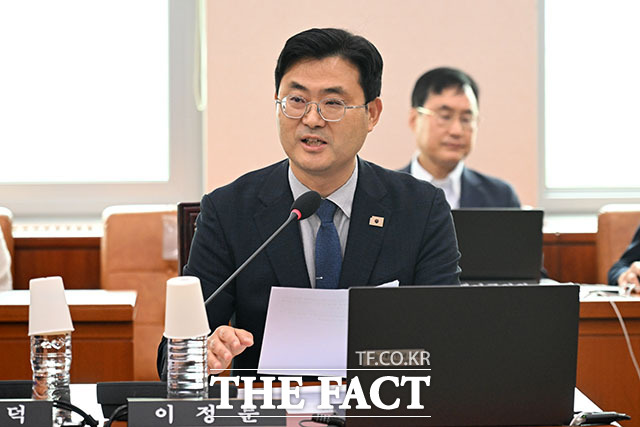 이재정 문체위원장이 문화체육관광위원회 전체회의에 참석해 의사봉을 두드리며 회의를 주재하고 있다.