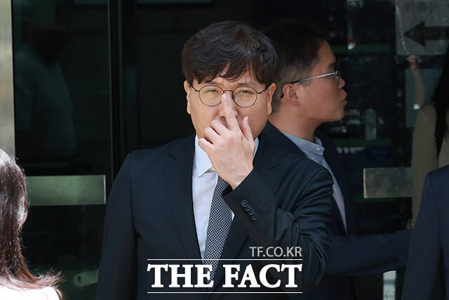 파기환송심 선고 후 법원 나서는 이 변호사.