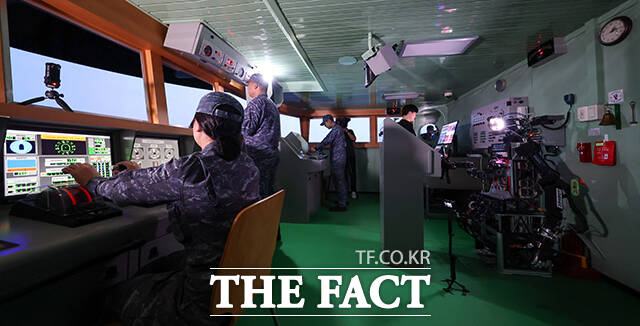 해군 최초 함정 로봇 승조원 전투실험이 23일 경남 창원시 진해구 해군교육사령부 조함훈련장 시뮬레이터에서 진행된 가운데 한국과학기술원(KAIST)이 개발한 인간형 로봇(휴머노이드) ‘파이봇(PIBOT)’이 조타수 임무를 수행하고 있다. /사진공동취재단