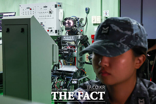 해군 최초 함정 로봇 승조원 전투실험이 23일 경남 창원시 진해구 해군교육사령부 조함훈련장 시뮬레이터에서 진행된 가운데 한국과학기술원(KAIST)이 개발한 인간형 로봇(휴머노이드) ‘파이봇(PIBOT)’이 조타수 임무를 수행하고 있다. /사진공동취재단