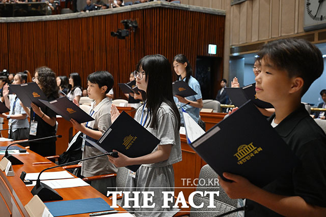 어린이 국회의원들이 24일 오후 서울 여의도 국회 예결위장에서 열린 제22회 대한민국 어린이 국회 본회의에서 선서를 하고 있다. /국회=서예원 기자