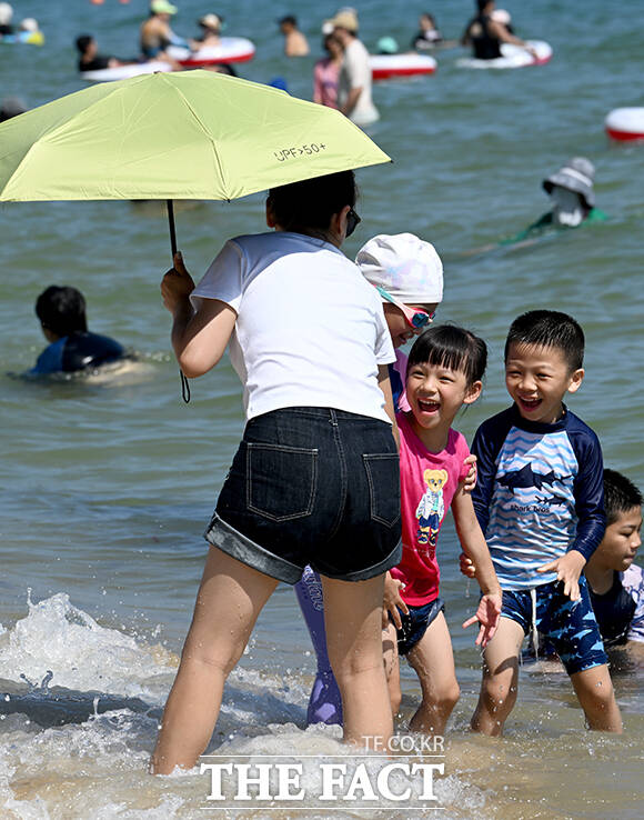 전국 대부분 지역에 폭염특보가 내려진 24일 오후 부산 해운대구 해운대를 찾은 관광객들이 물놀이를 즐기고 있다. /부산=박상민 기자