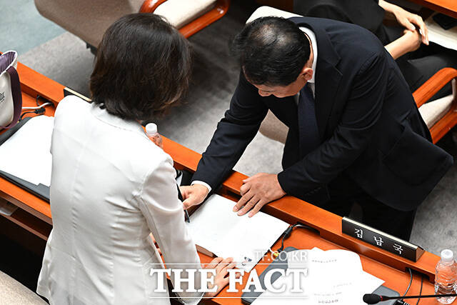 이광재 국회 예산결산특별위원장(오른쪽)이 24일 오전 서울 여의도 국회에서 열린 예산결산특별위원회 전체회의에서 강경숙 조국혁신당 의원이 가져온 자신의 저서에 사인을 해주고 있다. /국회=남용희 기자