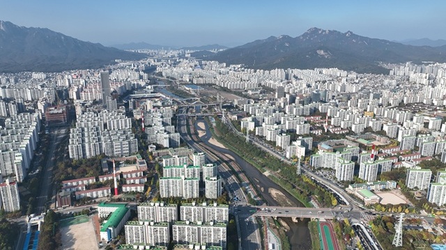 업계에선 시공사 교체로 얻는 이익이 크지 않다는 지적이 나온다. 공사비 갈등으로 교체했지만 정작 이전보다 공사비가 올라 사업성이 떨어질 수도 있기 때문이다. 사진은 노원구 일대 아파트. /노원구
