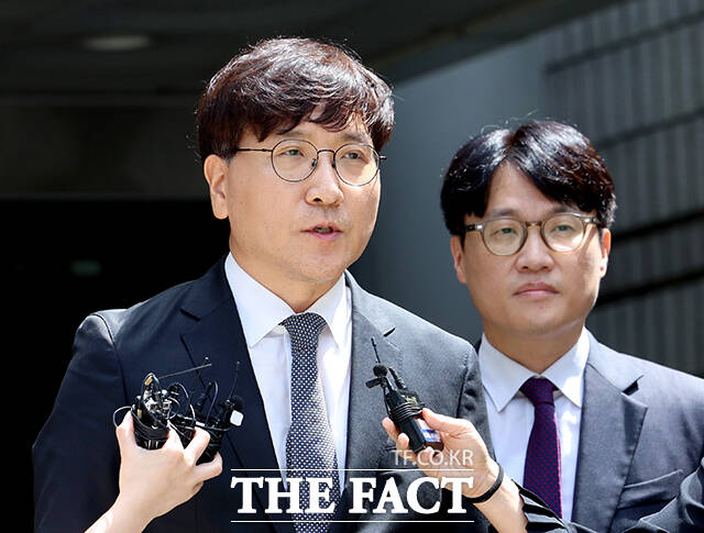 파기환송심 선고 후 법원 나서는 이 변호사.