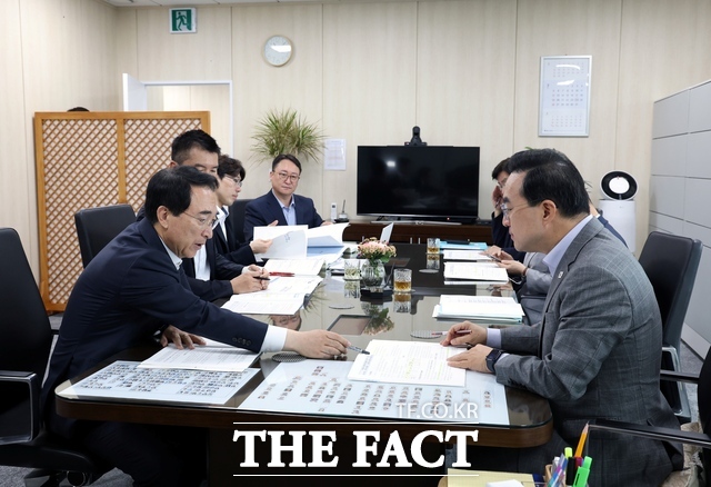 박수현 충남도지사(왼쪽)가 24일 정부서울청사에서 열린 '기획예산처 장관-시도지사 간담회'에 참석해 박홍근 기획예산처 장관에게 도내 주요 현안에 대해 설명하고 있다. /충남도