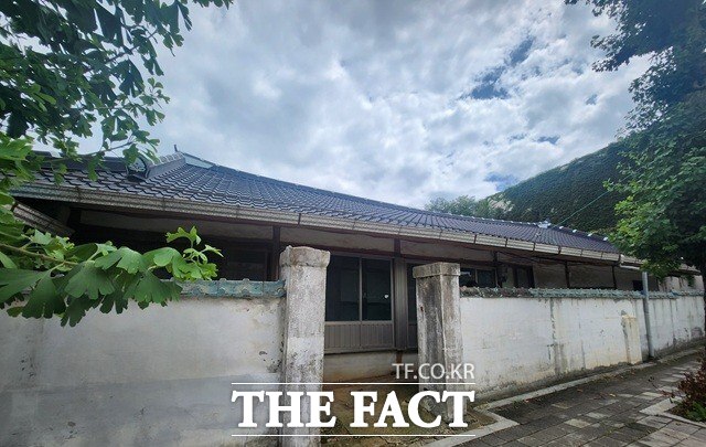 지난 20일 전북 고창군 대산면에서 만난 마을 주민은 안 장관의 부친이 도의원을 지낸 유지였다고 설명했다. 사진은 안 장관과 그의 가족들이 살았던 대산면 집. /이태훈 기자