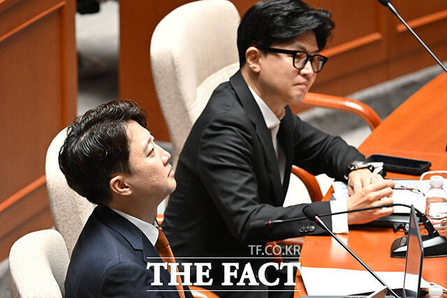 한동훈 무소속 의원(오른쪽)과 이준석 개혁신당 대표가 24일 오전 서울 여의도 국회에서 열린 예산결산특별위원회 전체회의에 참석하고 있다. /국회=남용희 기자