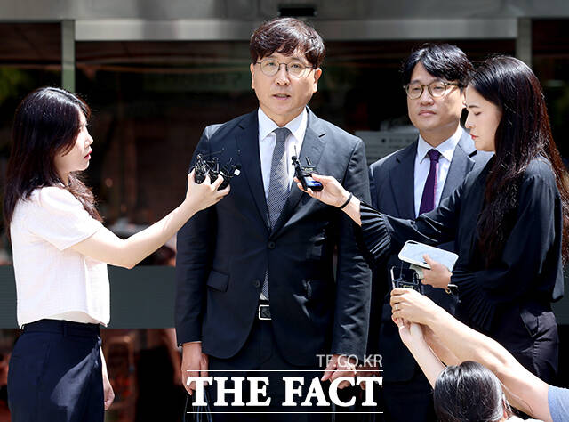 최태원 SK그룹 회장 측 이재근 변호사(가운데)가 24일 서울 서초구 서울고등법원에서 최태원 회장과 노소영 아트센터 나비 관장의 재산분할 소송 파기환송심 선고 공판 결과에 대한 입장을 밝히고 있다. /남윤호 기자