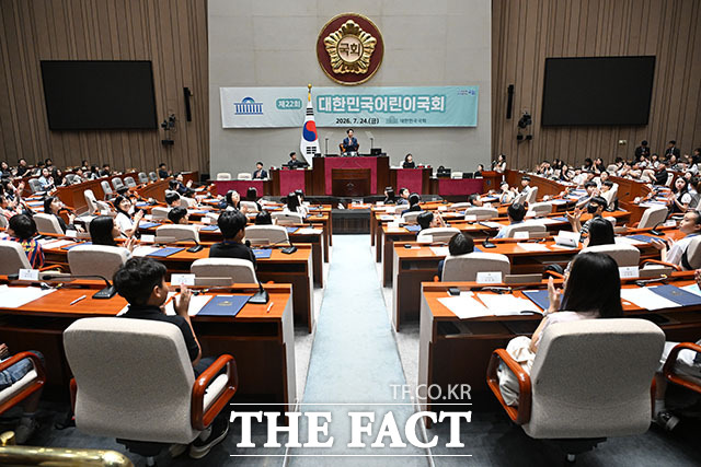 조정식 국회의장이 24일 오후 서울 여의도 국회 예결위장에서 열린 제22회 대한민국 어린이 국회 본회의에서 인사말을 하고 있다.