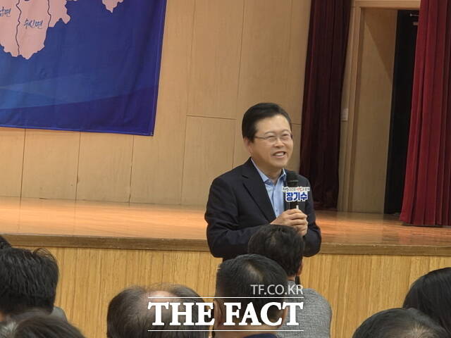 장기수 천안시장이 '천안의 미래, 시민에게 듣다' 두 번째 대화에서 동부 6개 읍·면 주민들에게 지역 발전 방안을 설명하고 있다. /정효기 기자