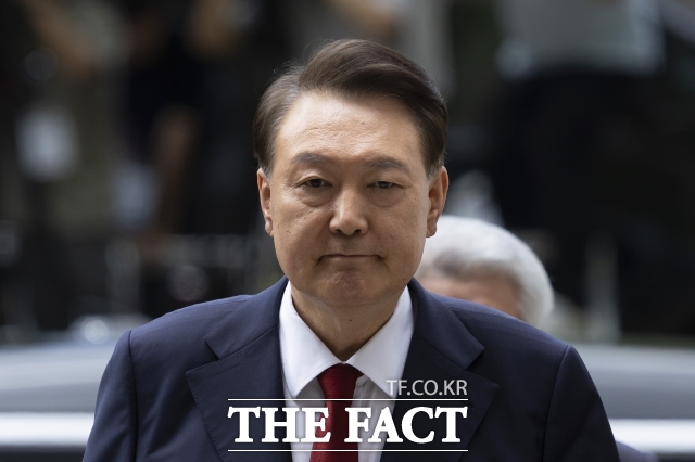 윤석열 전 대통령이 9일 오후 구속 전 피의자 심문(영장실질심사)을 받기 위해 서울 서초구 서울중앙지방법원으로 들어서고 있다. 이날 영장실질심사는 남세진(사법연수원 33기) 영장전담 부장판사 심리로 열린다. <2025.07.09 사진공동취재단>