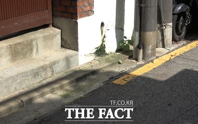 24일 오승혁의 현장은 전날 낮 10대 남학생이 골목길에서 또래 여학생에게 흉기를 휘둘러 부상을 입힌 사건이 발생한 서울 강서구 화곡동 다세대주택 골목을 찾았다. 사건 현장 앞 /서울=오승혁 기자