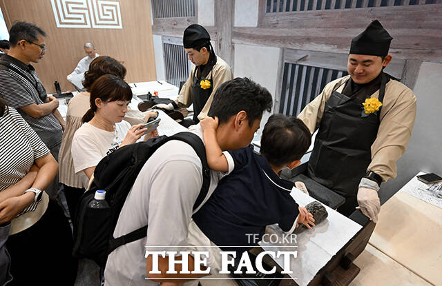 24일 오전 제48차 유네스코 세계유산위원회를 기념해 부산 해운대구 벡스코에 개관한 대한민국관이 관람객들로 북적이고 있다. /부산=박상민 기자