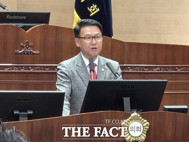 권오중 천안시의원이 제290회 임시회 제2차 본회의에서 흑성산 수목장 조성 사업의 전면 재검토를 촉구하고 있다. /정효기 기자