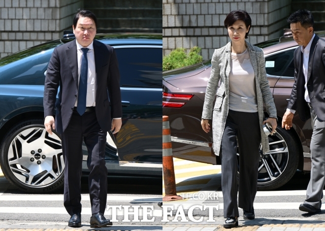 최태원 SK그룹 회장과 노소영 아트센터 나비 관장이 15일 서울 서초구 서울고등법원에서 열린 재산분할 파기환송심 2차 조정 기일에 출석하고 있다. 최태원 SK그룹 회장과 노소영 아트센터 나비 관장이 15일 서울 서초구 서울고등법원에서 열린 재산분할 파기환송심 2차 조정 기일에 출석하고 있다. /임영무 기자/현장풀