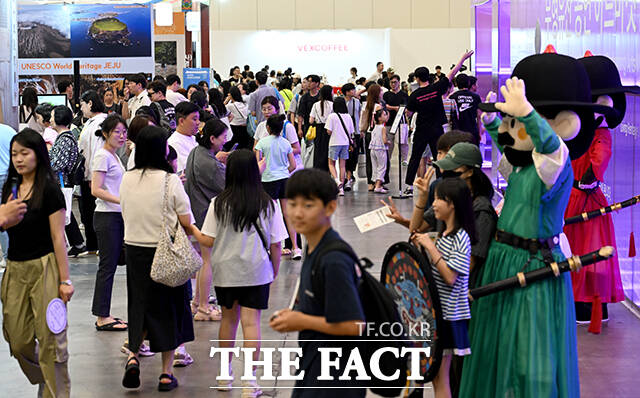 24일 오전 제48차 유네스코 세계유산위원회를 기념해 부산 해운대구 벡스코에 개관한 대한민국관이 관람객들로 북적이고 있다. /부산=박상민 기자