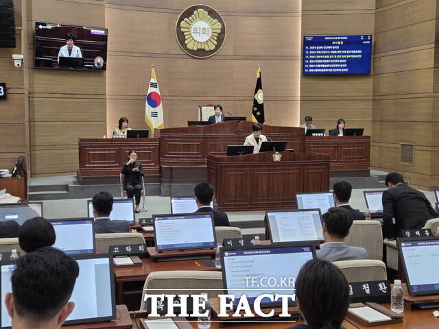 천안시의회 제290회 임시회 제2차 본회의에서 의원들이 안건을 심사·의결하고 있다. /정효기 기자