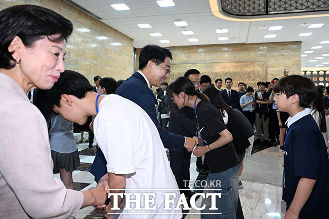 조정식 국회의장(가운데)과 남인순 국회부의장(왼쪽)이 어린이 국회의원들을 맞이하고 있다.