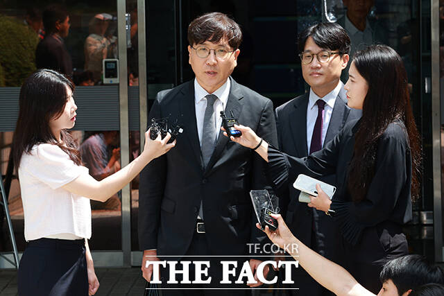 파기환송심 선고 후 법원 나서는 이 변호사.