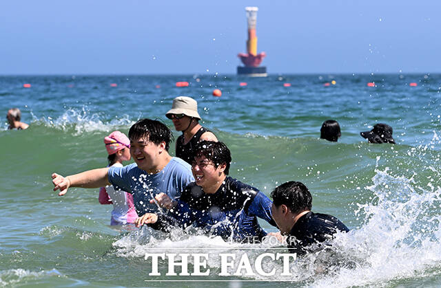 전국 대부분 지역에 폭염특보가 내려진 24일 오후 부산 해운대구 해운대를 찾은 관광객들이 물놀이를 즐기고 있다. /부산=박상민 기자
