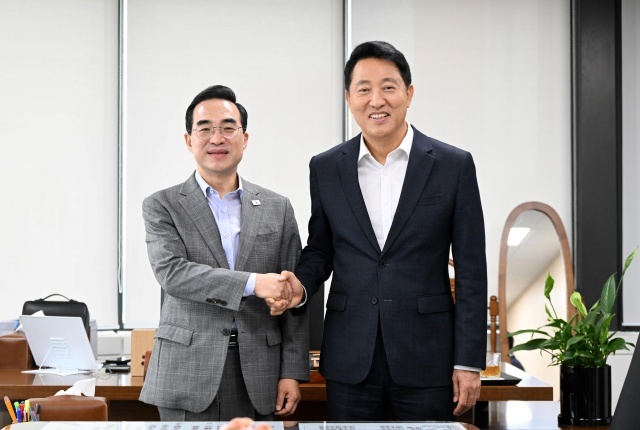 오세훈 서울시장이 24일 한국재정정보원에서 박홍근 기획예산처 장관(왼쪽)에게 노후 기반시설 개선사업 추진을 위한 국비 지원 건의 내용을 전달하며 기념촬영을 하고 있다. /서울시