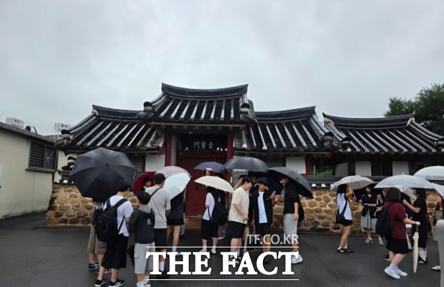 학생들이 민주주의의 길, 평화와 통일의 길, 자주독립의 길, 근대도시의 길, 전통문화의 길, 문학의 길 등 테마별로 정해진 순천시 곳곳의 역사 현장을 걸으며 몰랐던 지역의 이야기를 알아가고 있다. 사진은 옥천서원. /순천교육지원청