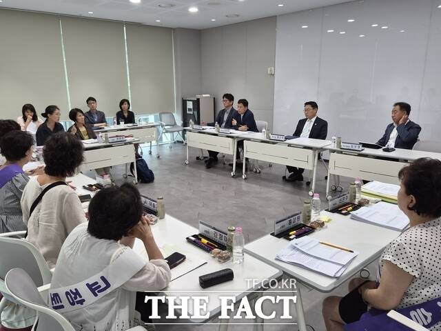 총동문회는 지난달 26일부터 총 7차례에 걸쳐 시교육청과 무학여고 앞 등에서 공학 전환에 반대하는 집회를 열었다. 총동문회는 