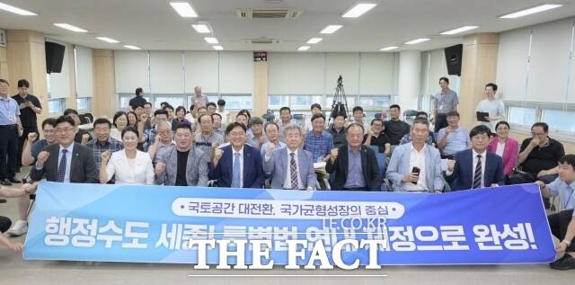 조상호 시장이 23일 조치원읍사무소에서 취임 후 첫 시민과의 대화를 열고 주민 50여 명과 단체 기념 촬영을 하고 있다. /세종시