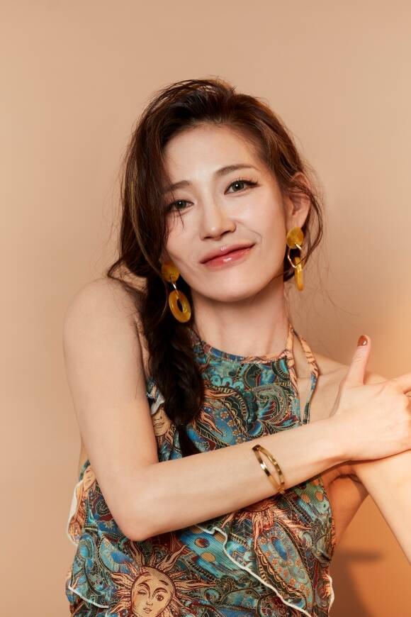 안진아는 '로또가 답이다'부터 트레이드 마크인 숏컷이 아니라 긴머리 헤어스타일을 선보였다. 여기에는 이제 자신의 이름과 얼굴로 기억되길 바라는 뜻이 담겼다./본인제공