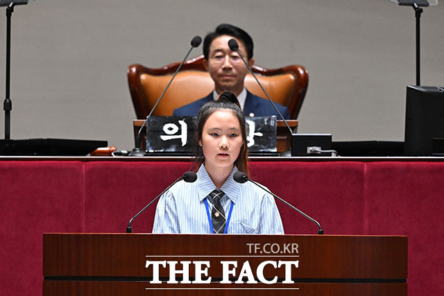 어린이 국회의원이 어린이 국회 본회의에서 발언을 하고 있다.