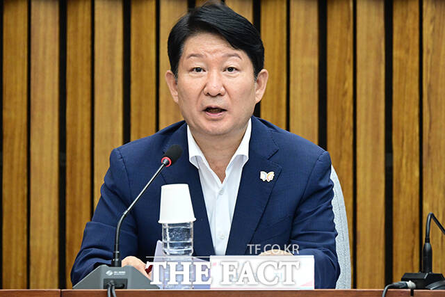 권영진 국민의힘 의원이 24일 입장문을 내고 상임위원회 배분 문제에 항의하는 과정에서 정점식 원내대표의 멱살을 잡은 데 대해 사과했다. /남윤호 기자