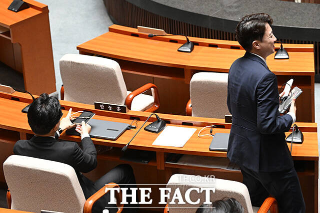 예결위 전체회의 산회 후 떠나는 이준석 개혁신당 대표(오른쪽).
