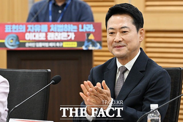 장동혁 국민의힘 대표가 그간의 장외 집회를 통해 결집한 당원들의 세를 토대로, 향후 대여 투쟁의 주무대를 국회 내부로 옮겨 원내 협상 주도권을 확보할 계획이다. 사진은 장동혁 국민의힘 대표가 21일 오전 서울 여의도 국회 의원회관에서 열린 ‘표현의 자유를 처벌하는 나라, 이대로 괜찮은가’ 온라인 입틀막법 폐지 촉구 국회토론회에 참석해 박수를 치고 있는 모습. /남용희 기자