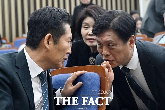 민주당 사무총장을 지낸 조승래 의원(오른쪽)이 최근 기탁금 인상 논란 과정에서 자신은 전혀 관계가 없다며 억울함을 토로했다. 사진은 지난 3월 19일 국회에서 열린 의원총회에서 정청래 당시 대표와 대화를 나누는 모습. /남용희 기자