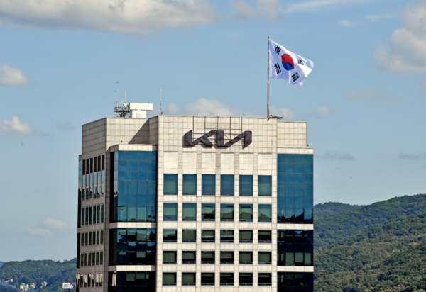 기아가 2분기 실적 신기록에 힘입어 상반기 역대급 실적을 썼다. 사진은 양재동 본사 전경 / 기아