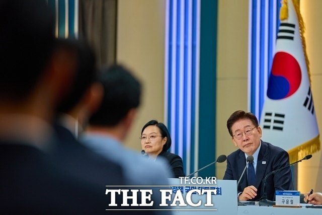 이재명 대통령이 23일 서울 여의도 KBS 별관 공개홀에서 주재한 부동산정책 국민 대토론회에서 참석자 의견을 듣고 있다. /청와대