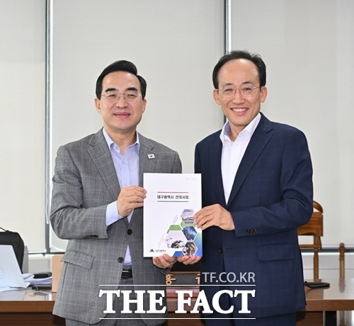 추경호 대구시장(오른쪽)이 24일 박홍근 기획예산처 장관과 만나 10개 국비사업의 정부예산 반영을 요청했다. /대구시