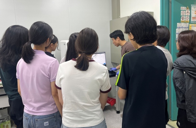 관악구 중학생들이 서울대학교에서 바이오 전공 체험을 하고 있다. /관악구