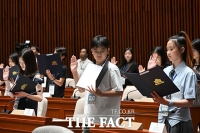  '앗, 반대로 들었네'...긴장한 어린이 의원 [포토]