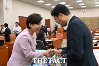  국힘 복귀 후 첫 회의...인사 나누는 문체위 여야 간사 [TF사진관]
