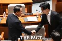  인사 나누는 이광재 위원장과 한동훈 의원 [포토]