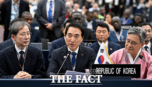 '한국의 갯벌' 2단계 등재 확정 뒤 발언하는 박수현 충남도지사(가운데).