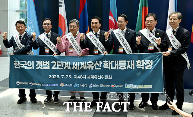 기념사진 촬영하는 유승광 서천군수, 서영학 여수시장, 허민 국가유산청장, 박수현 충남도지사, 이완섭 서산시장, 김산 무안군수, 이길용 전남광주 문화정책관(왼쪽부터).