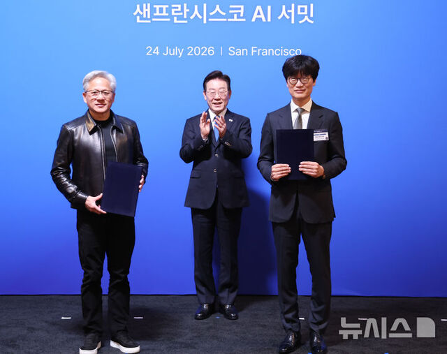 이재명 대통령(가운데)이 24일(현지시간) 미국 샌프란시스코 더 미드웨이에서 이해진 네이버 이사회 의장과 젠슨 황 엔비디아 CEO의 '글로벌 AI 팩토리 구축을 위해 지분 투자 유치에 관한 전략적 투자협약 MOU(업무협약)' 체결을 지켜보고 있다. /샌프란시스코=뉴시스