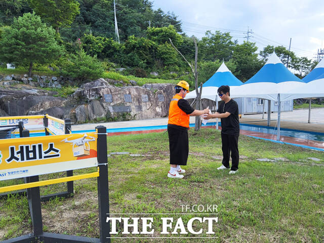 영주시가 운영하는 드론배송 서비스가 주민들이 편리하다며 신기해 하고 있다./영주시